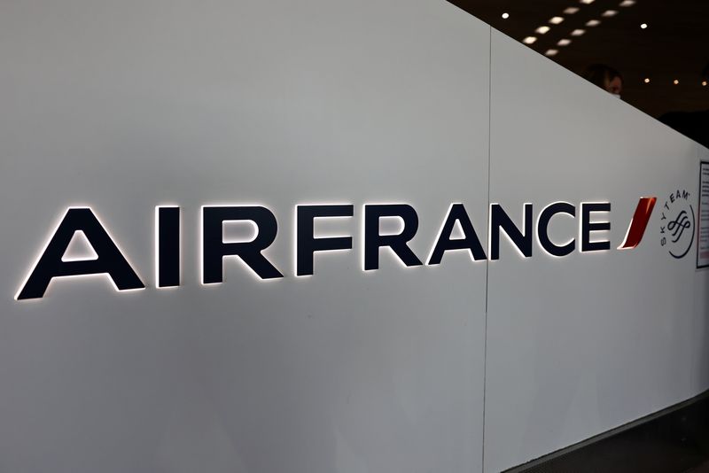 Air France-KLM renews CEO Smith's mandate and names new KLM boss
