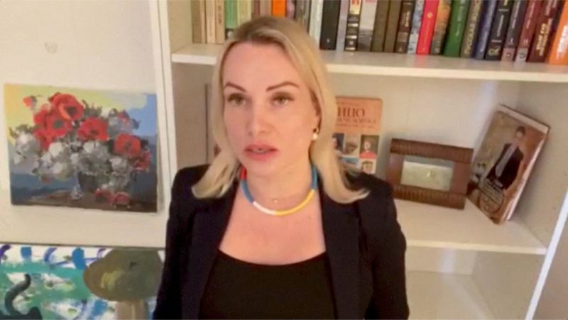 Anti-war protester in studio disrupts live Russian state TV news