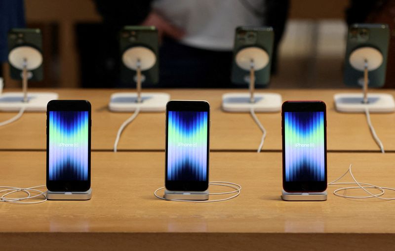 Apple to buy first large batch of carbon-free aluminum for iPhone SE