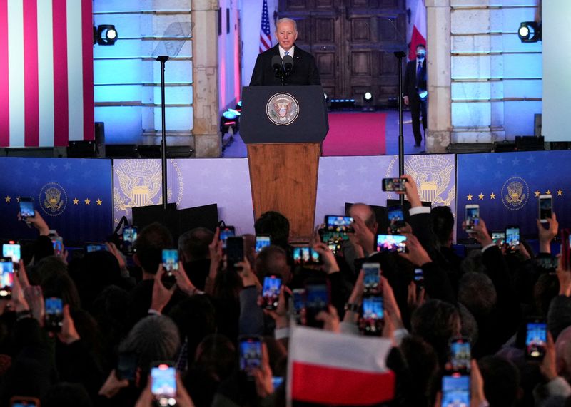 Biden says he is not calling for regime change in Russia