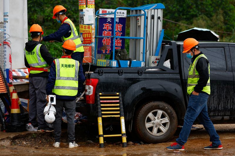 Chinese search for second black box from crashed jet