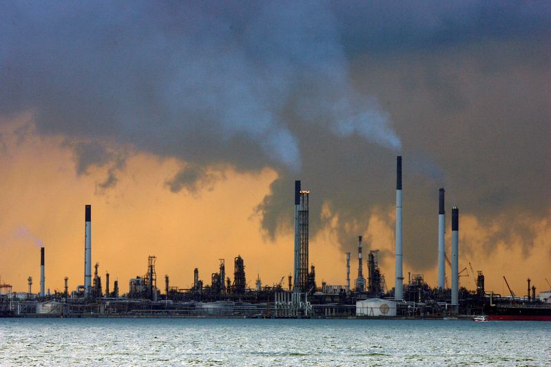Column-Hedge fund oil positions caught between risks from sanctions and recession: Kemp