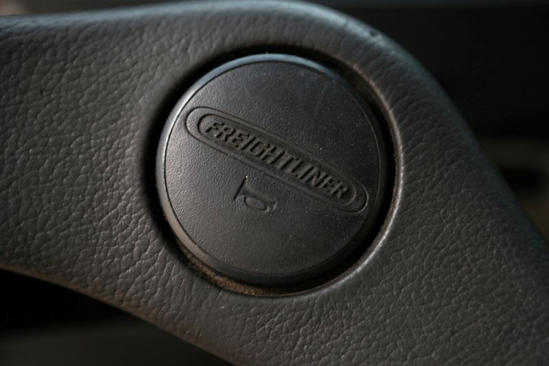Daimler Truck sees 6.1% returns, expects supply troubles in H1