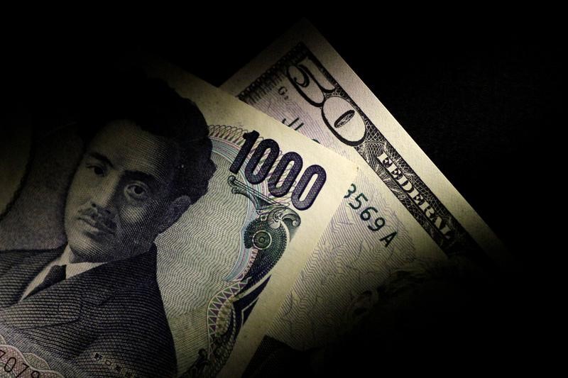 Dollar Up, Yen Falls to 10-Year Low as U.S. Yields Continue Upwards