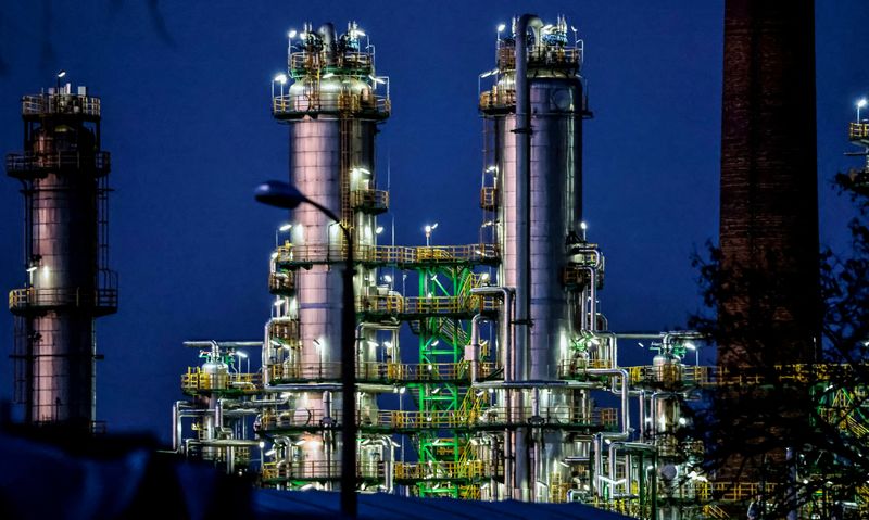 EU leaders plan energy security boost, brush off Russian rouble demand
