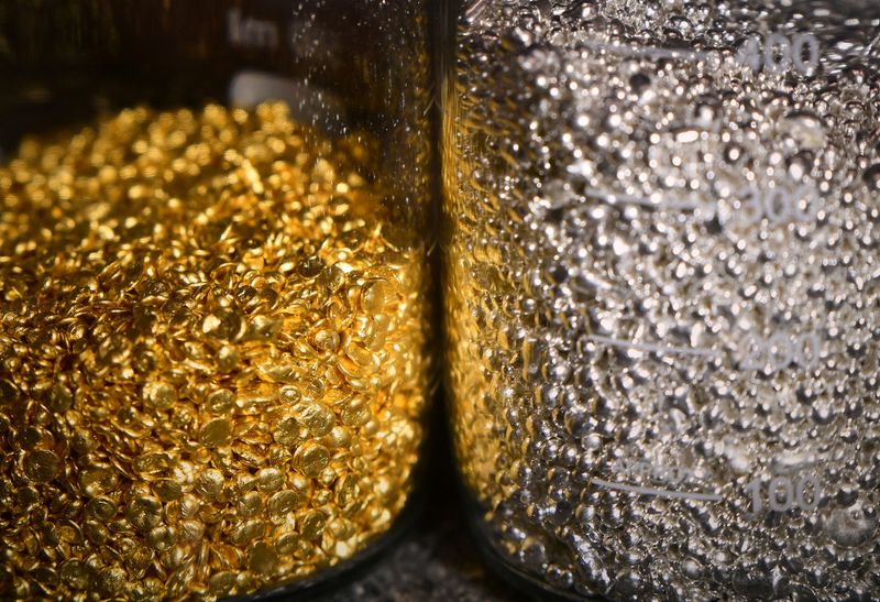 Gold dips on rate hike bets, set for weekly rise on Ukraine