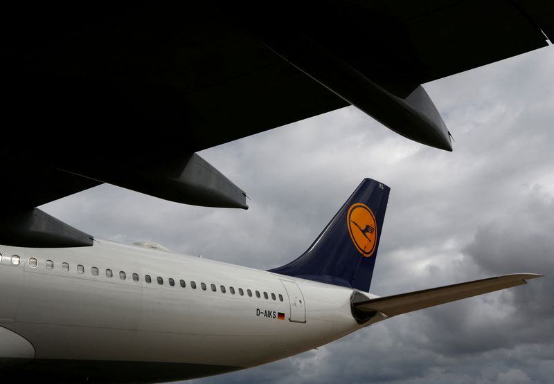 Lufthansa narrows losses in 2021; uncertainties abound in 2022