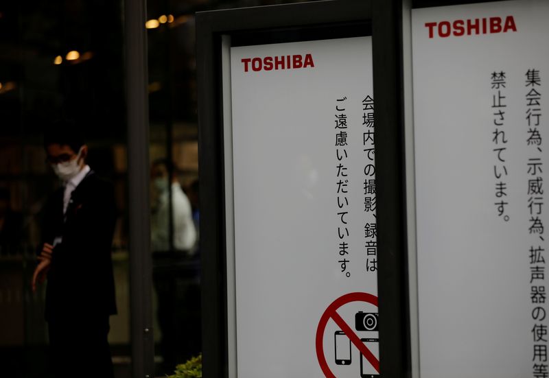 Major Toshiba shareholder Farallon calls on it to solicit buy-out offers