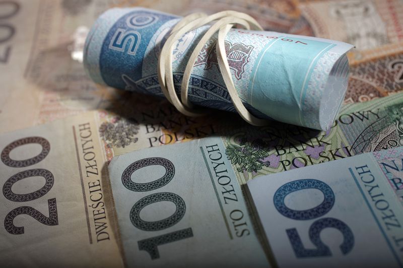 No risk for Polish zloty to remain weak in long-term, says prime minister