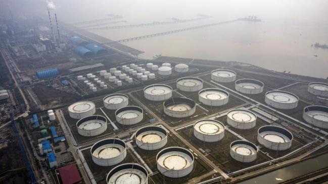 Oil Slips as Russia-Ukraine Talks Spark Guarded Hopes for Peace