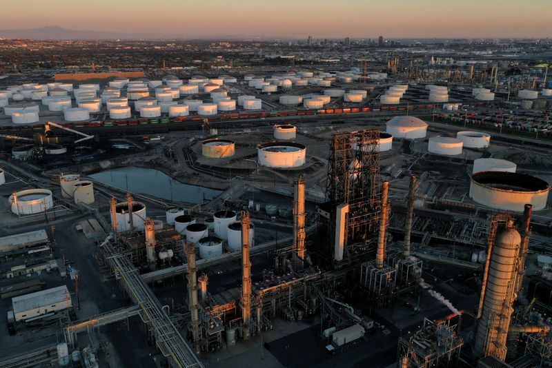 Oil prices fall, continuing downward trend from last week