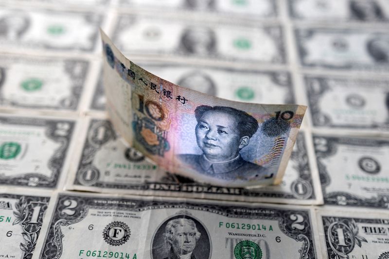 Rouble sell-off slows, dollar resumes rise as Ukraine crisis buffets trade