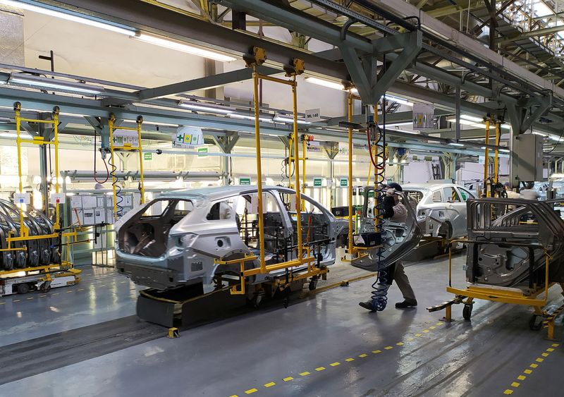 Russia's top carmaker to stop plants for four days