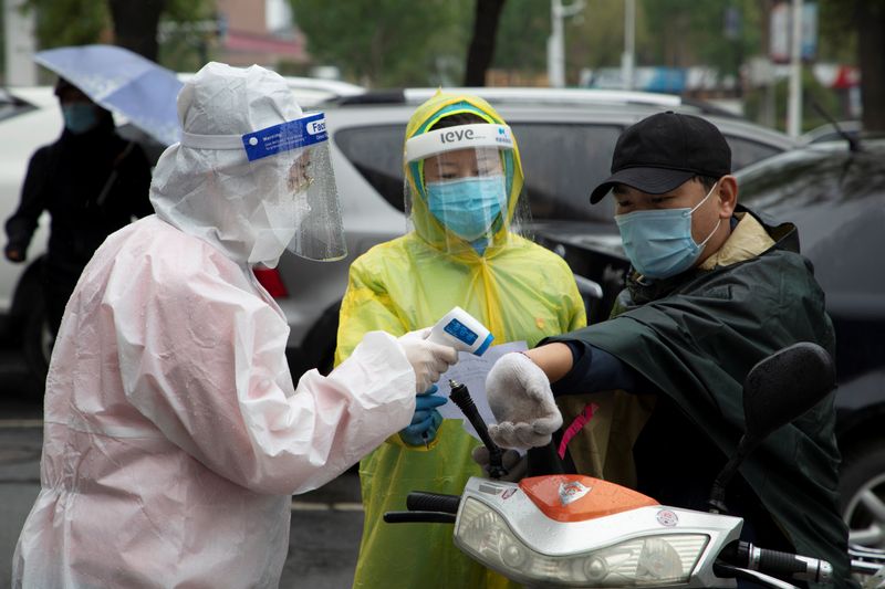 Shanghai's daily COVID caseload at nearly 1,000, but containment in sight