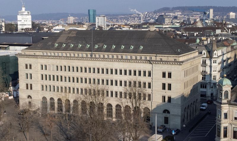 Swiss National Bank keeps expansive policy despite more expensive franc