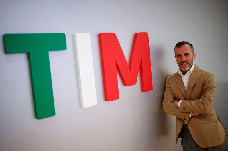 Telecom Italia CEO briefs investors, shares slide again