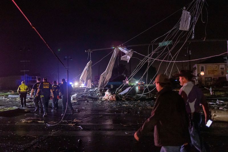 Tornado leaves New Orleans neighborhood in ruins, killing one