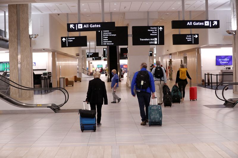 U.S. agency fines more than 900 maskless air, transit passengers