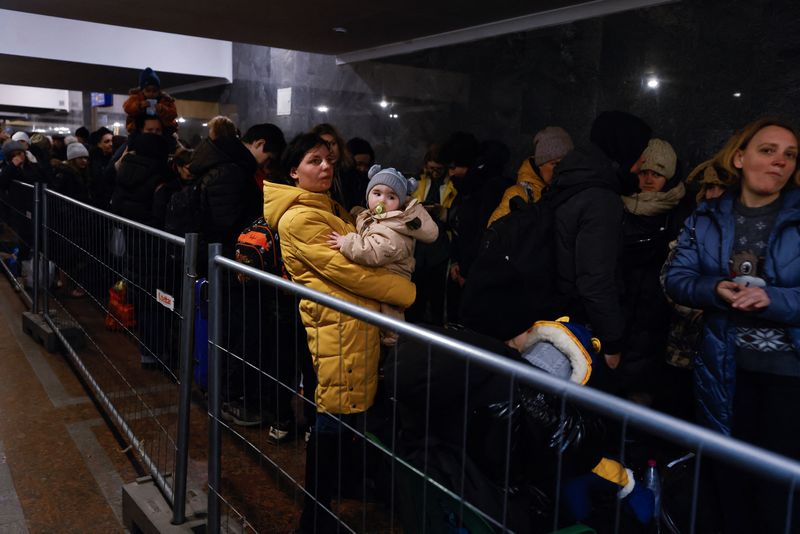 U.S. to accept up to 100,000 Ukrainians fleeing war -sources