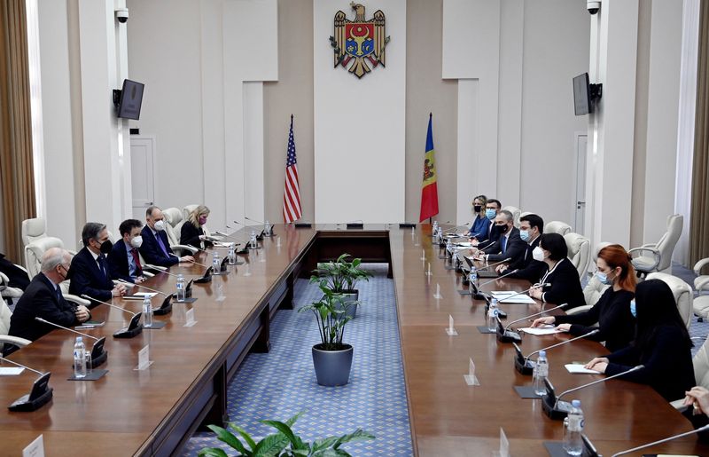U.S. top diplomat praises Moldova for taking in refugees from neighbor Ukraine