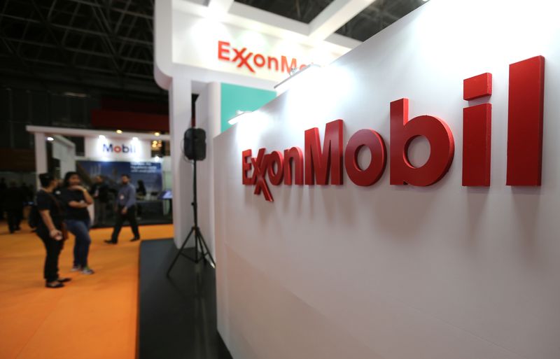 Workers at Exxon Mobil refinery in Texas vote to retain UAW union after lockout