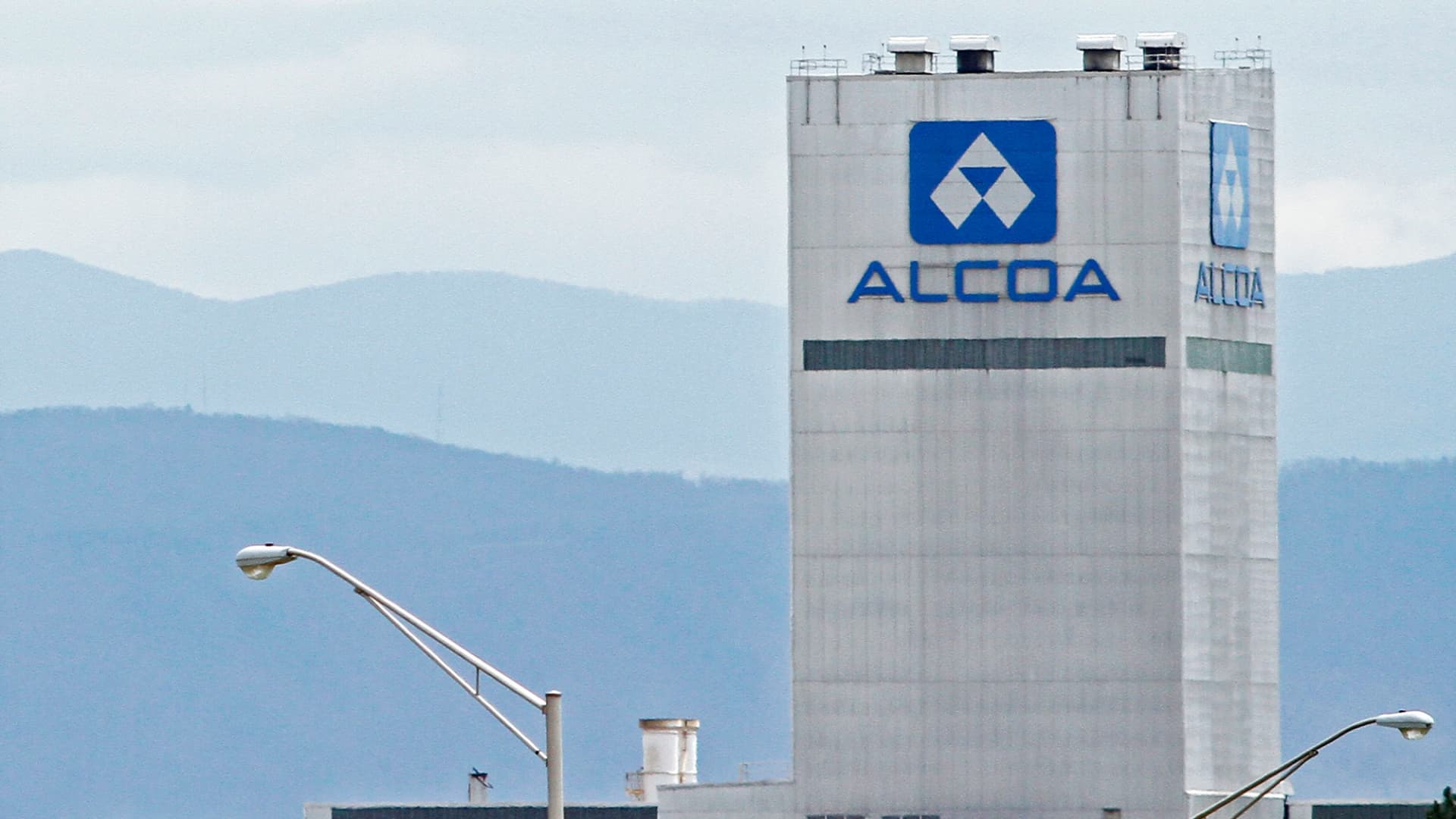 Credit Suisse downgrades Alcoa, says aluminum price run from Ukraine war is near a peak