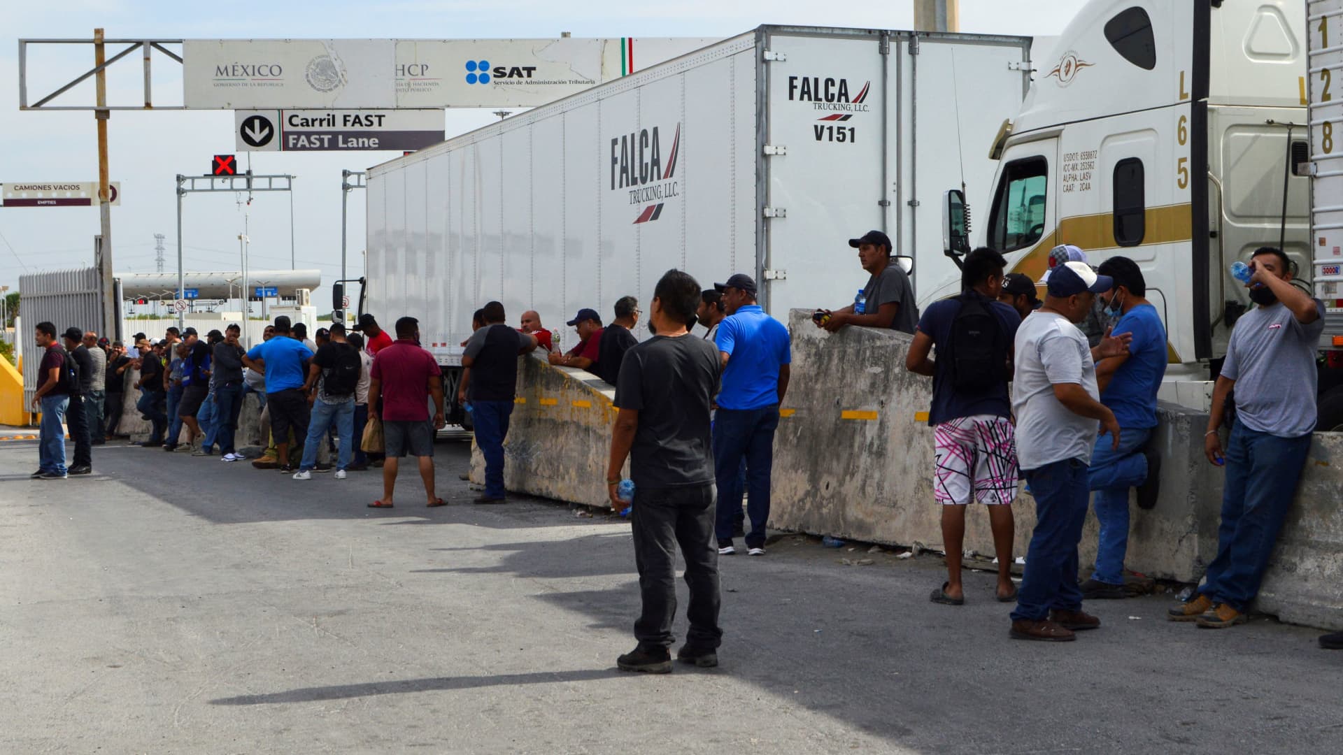Trucker blockade snarls U.S.-Mexico border over Texas order