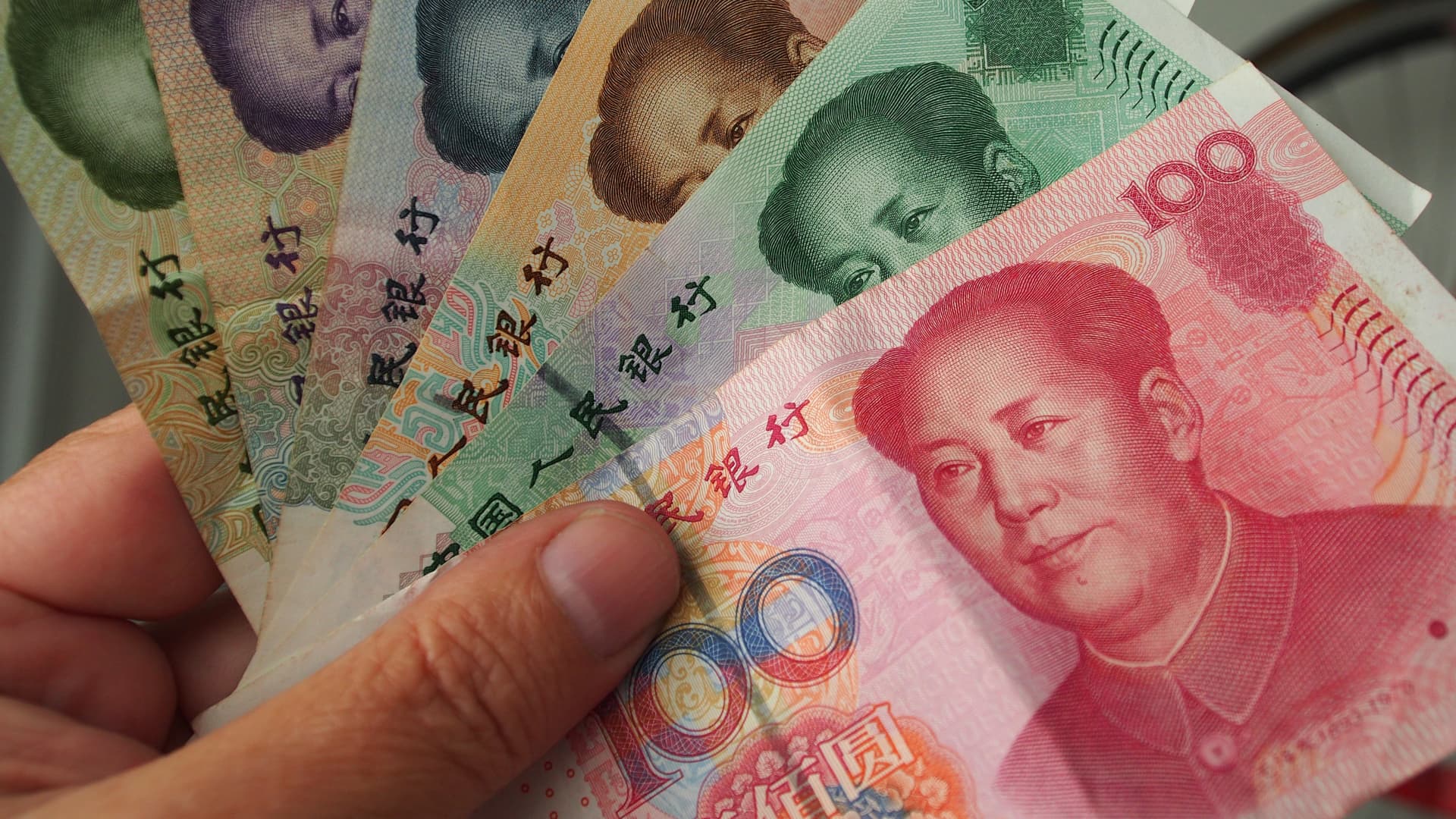 Central bank tries to slow weakening yuan vs US dollar