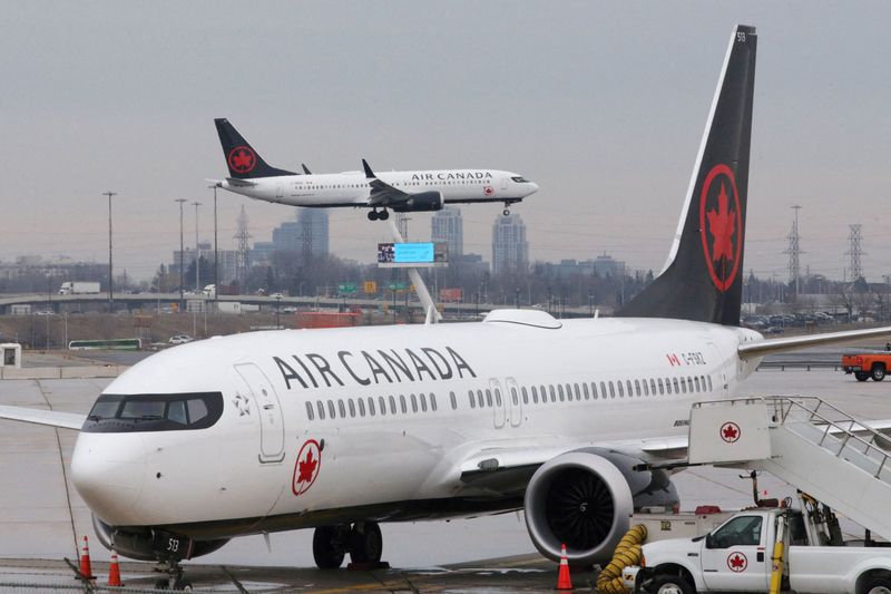 Air Canada narrows quarterly loss as more passengers fly