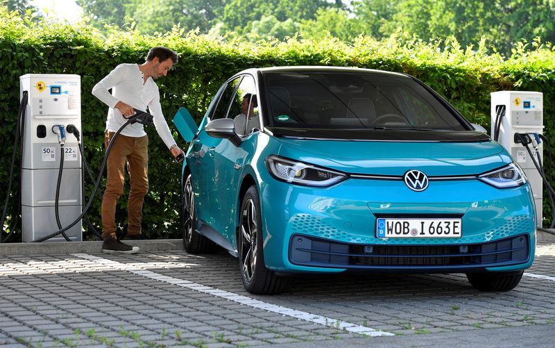 BP, Volkswagen unveil details of e-car charging partnership