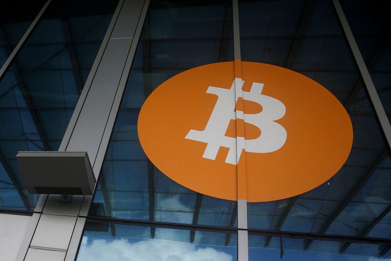 Bitcoin falls 5.3% to $39,881