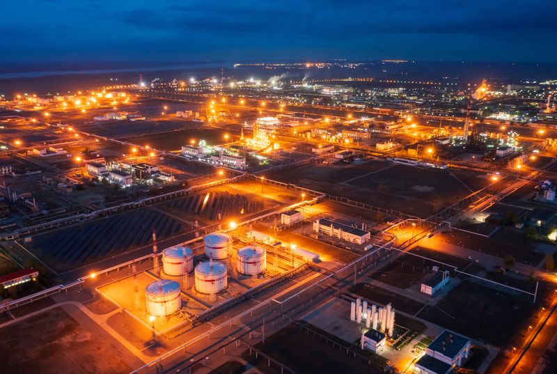 Exclusive-Russia sees its oil output falling by up to 17% in 2022 -document