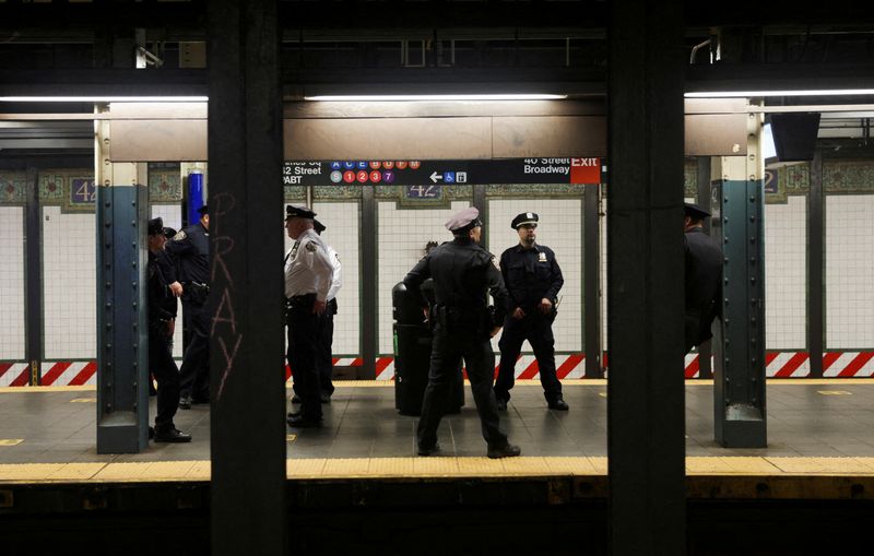 Gunman shoots 10 in New York subway car -officials
