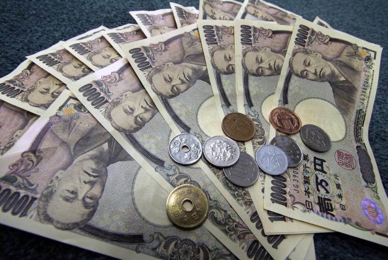 Dollar edges higher ahead of payrolls, resumes climb versus yen -Breaking