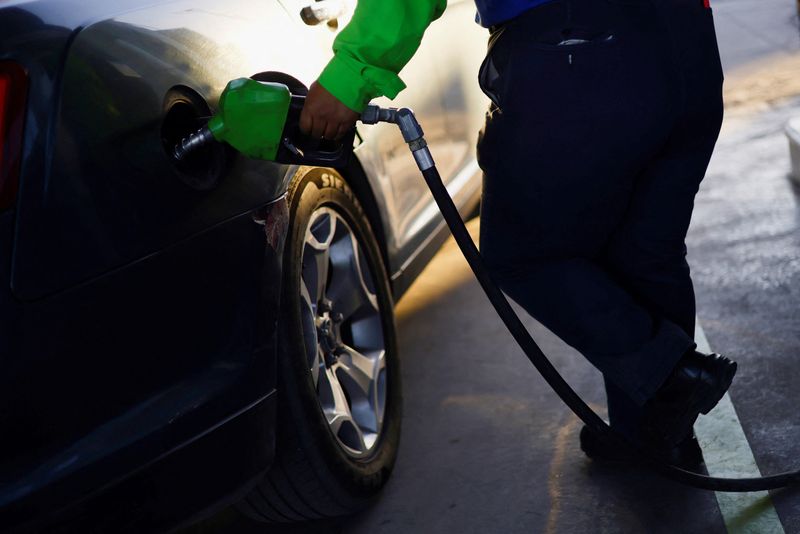 Mexico suspends gasoline subsidy as U.S. drivers cross border for deals