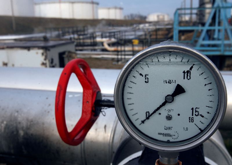 Oil prices extend losses as Shanghai lockdowns hit demand outlook