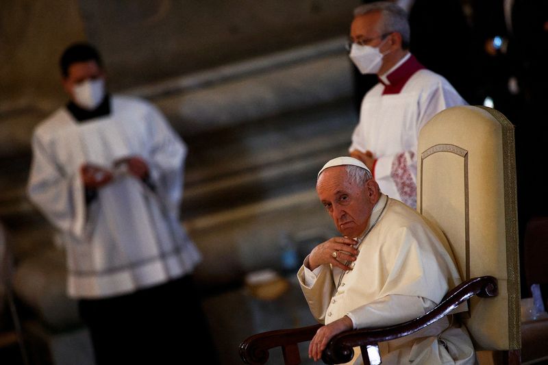 Pope attends but does not preside at Easter vigil service