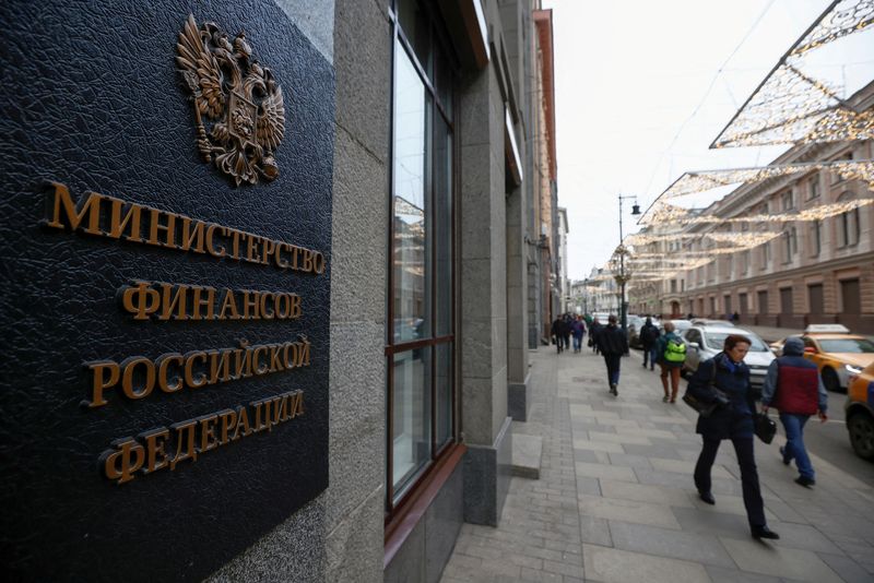 Russia looks to swerve default with last minute dollar bond payment