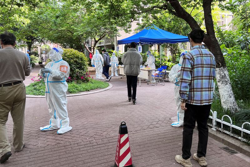 Shanghai steps up quarantine transfers as new COVID cases decline