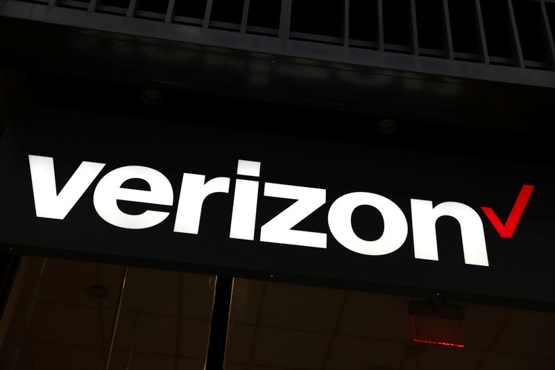 Verizon loses fewer-than-expected phone subscribers in first quarter