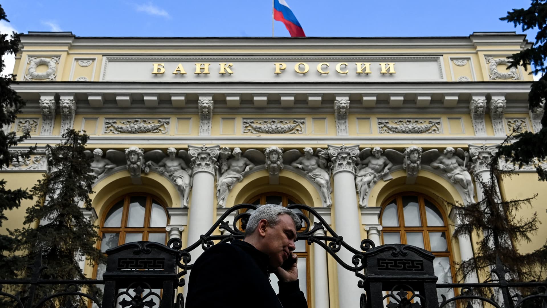 Russia’s central bank cuts key interest, citing decreased stability risks