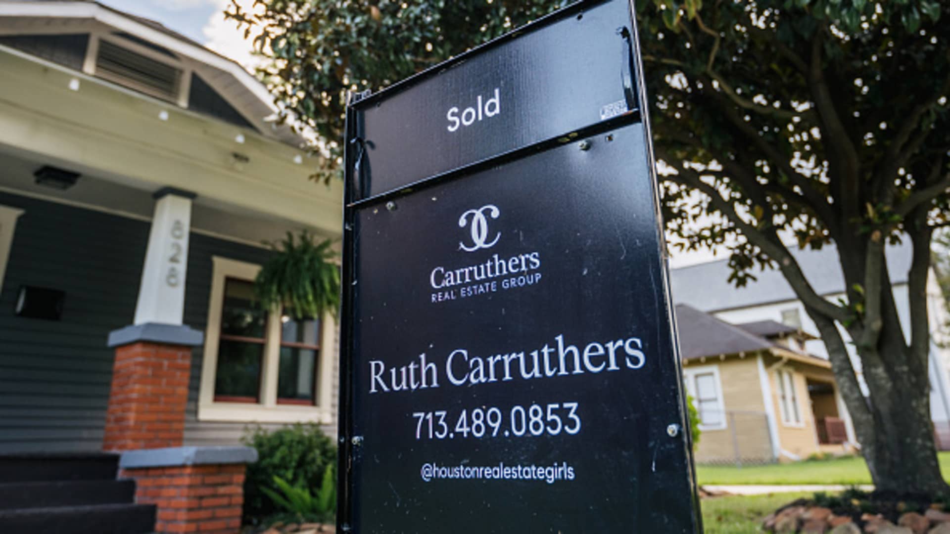 Adjustable-rate mortgage demand surges to 14-year high, as homebuyers try to afford this pricey spring market