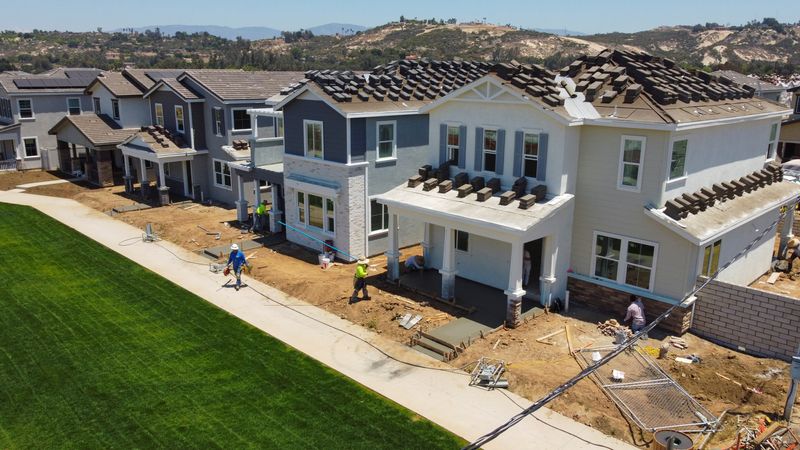 Average U.S. mortgage interest rate rises to 5.53%, applications up