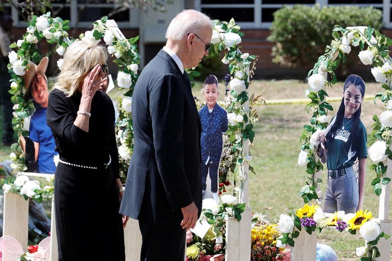 Biden says he will meet with Congress about guns