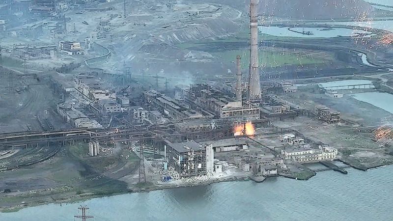 Burning munitions cascade down on Ukrainian steel plant - video