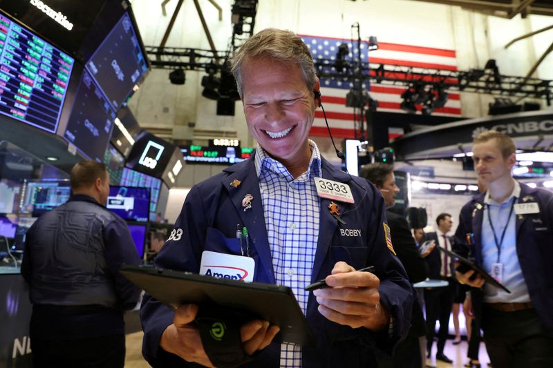Global macro funds shine in hedge fund industry, proving popular with investors