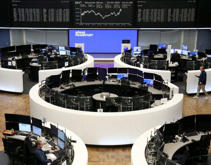 Lacklustre earnings, Fed nerves weigh on European shares