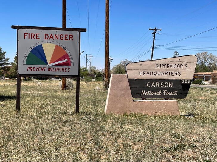 Largest U.S. wildfire threatens New Mexico town, ski resort