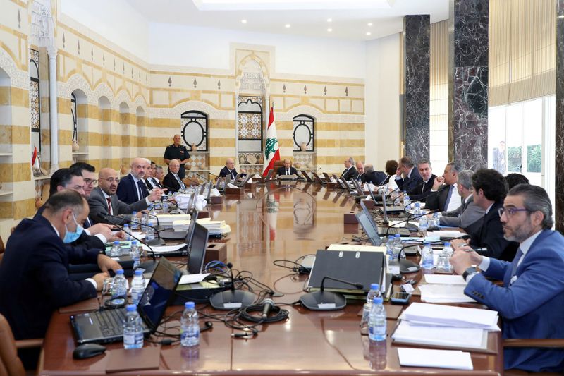 Lebanon cabinet passes financial recovery plan -ministerial sources