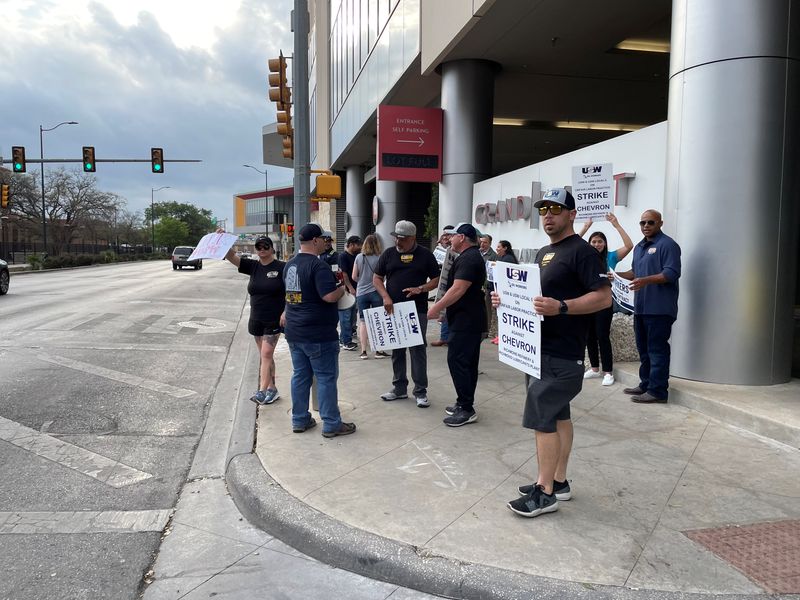 No meetings last week between Chevron, union negotiators in refinery strike -official